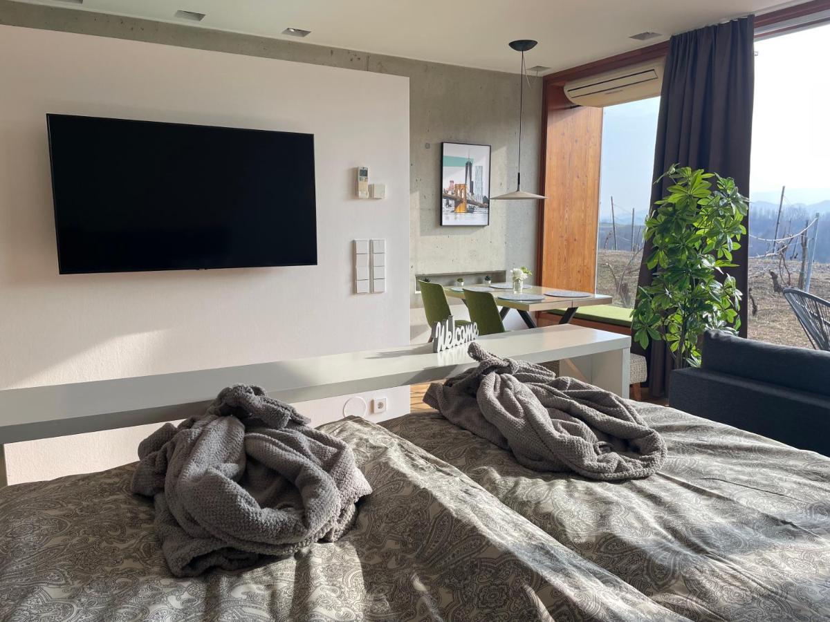 *Brandnew* Modernes Apartment In Den Weinbergen Mit Pool Und Sauna Spielfeld Esterno foto